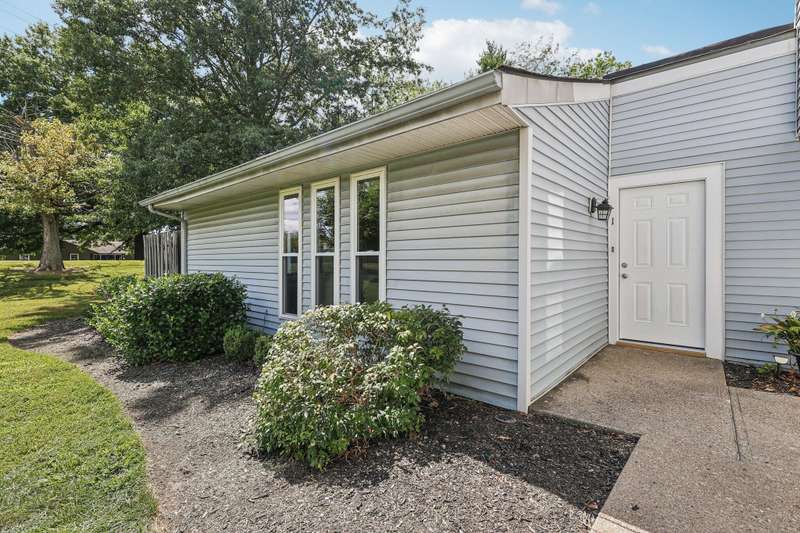 4-web-or-mls-Briarwood Dr-S2708-004