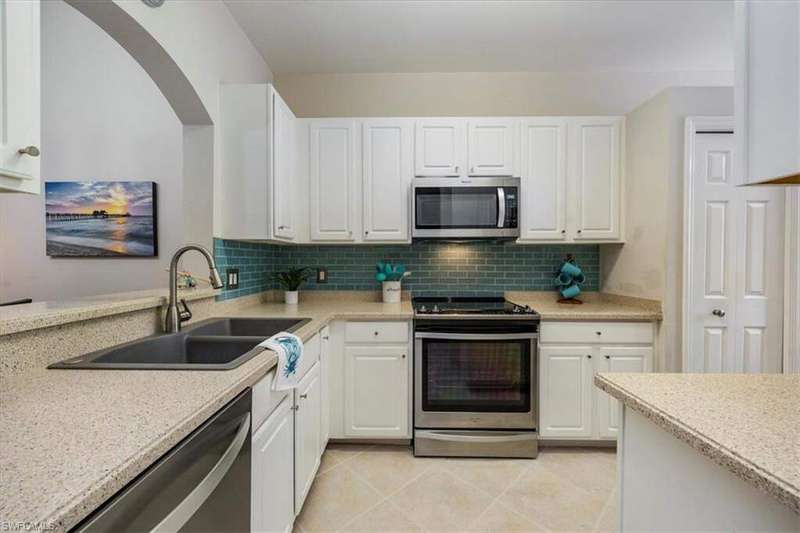 Updated Kitchen w/glass backsplass