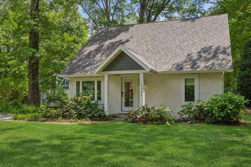 Updated vintage-modern cottage few minutes walk to