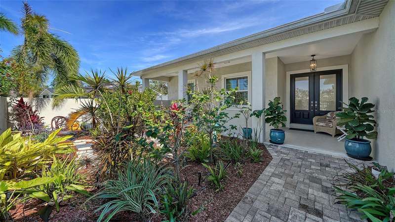 PRIVATE ENTRY THROUGH CHARMING, LARGE COURTYARD GARDEN