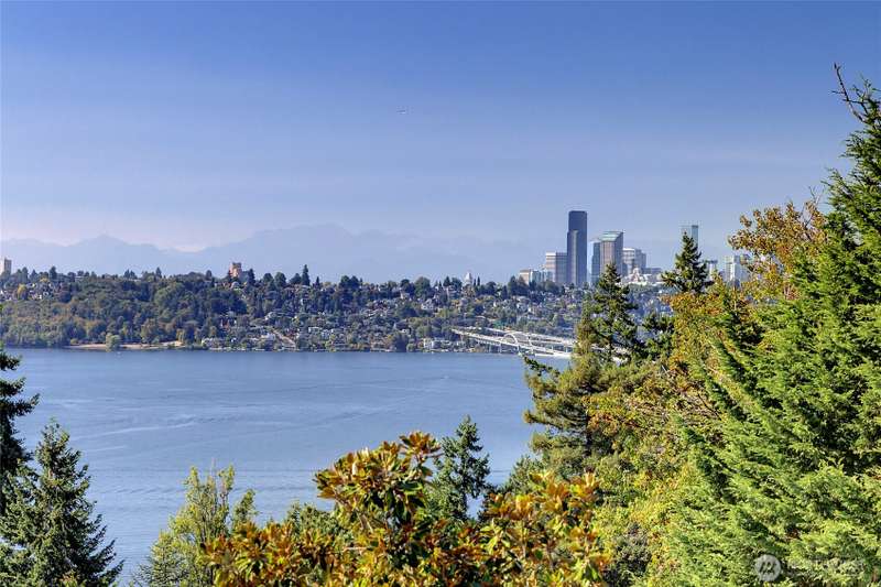 Soak in sweeping, unobstructed views of Lake Washington, the Seattle skyline, and the Olympic Mountains from this stunning vantage point. From sunrise glow to sparkling city lights at night, this panorama captures the very best of Pacific Northwest beauty