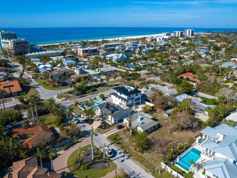 One and a quarter blocks from Lido Beach