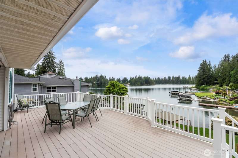 Welcome to this sought after Lakeridge Cove offering protected swimming and open views