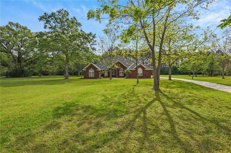 View of front of property featuring a front yard