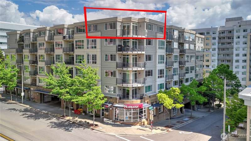 Top Floor corner penthouse unit with nice balcony!