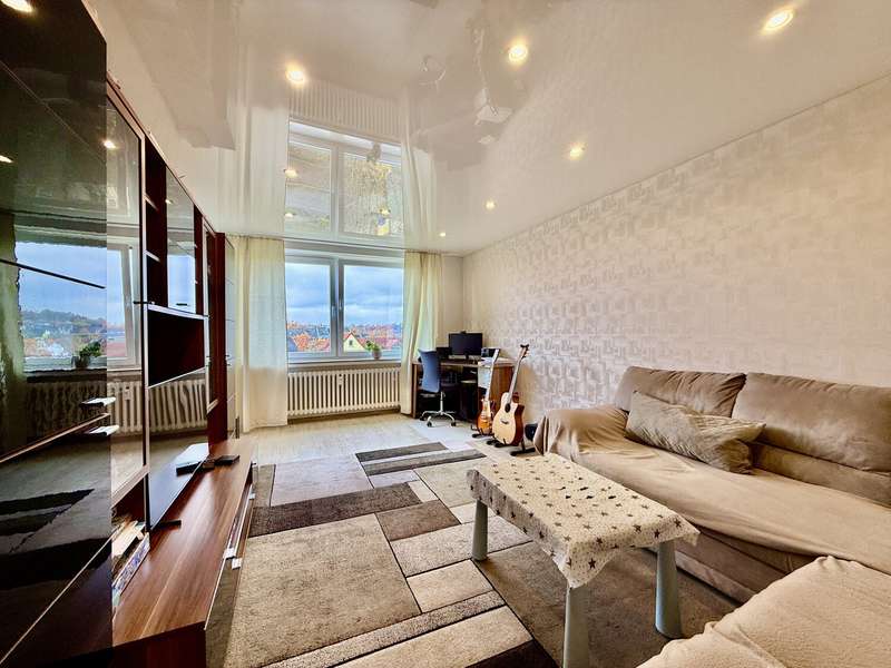 Wohnzimmer mit Zugang zur Loggia