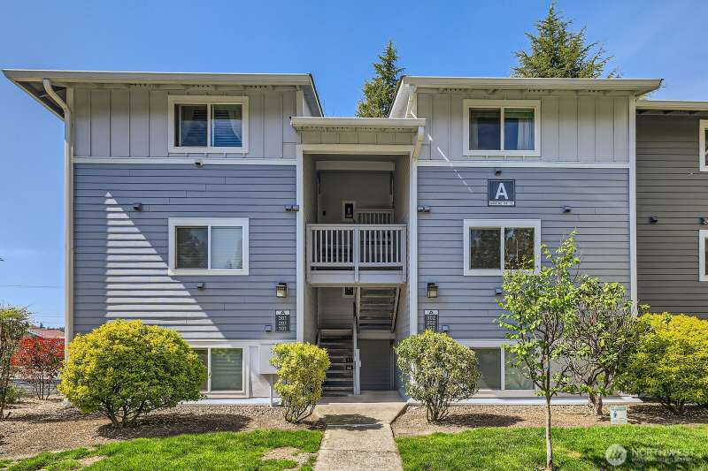 Upper Right Corner rests this beautiful top floor condo minutes from everything cool in Woodinville