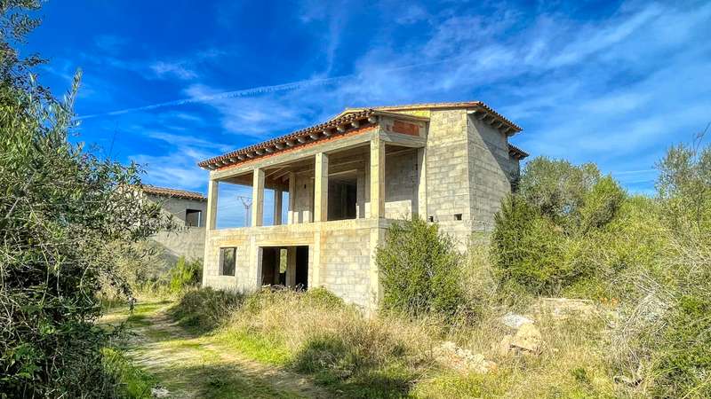 Zu-verkaufen-Haus-ohne-Fertigstellung-in-guter-Lage-von-Artá