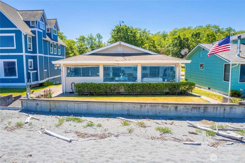Welcome to your 1 story sandy beach home on Admiralty Inlet.
