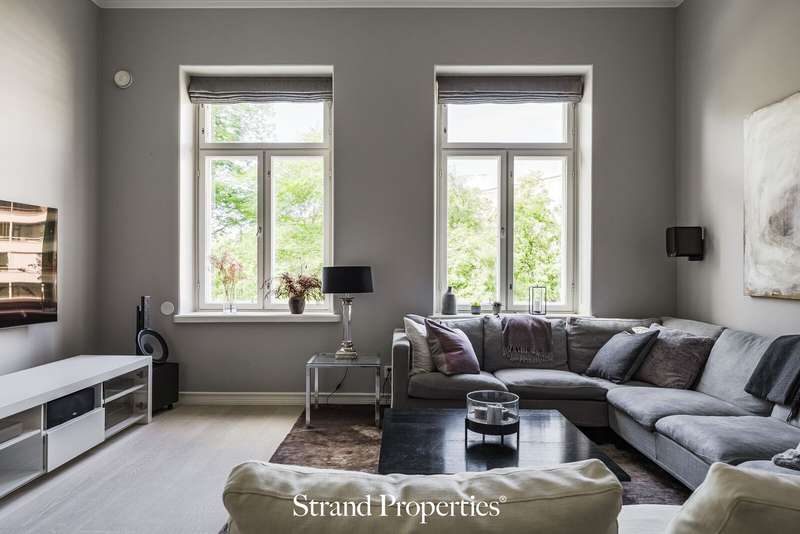 Olohuone avarilla puistonäkymillä