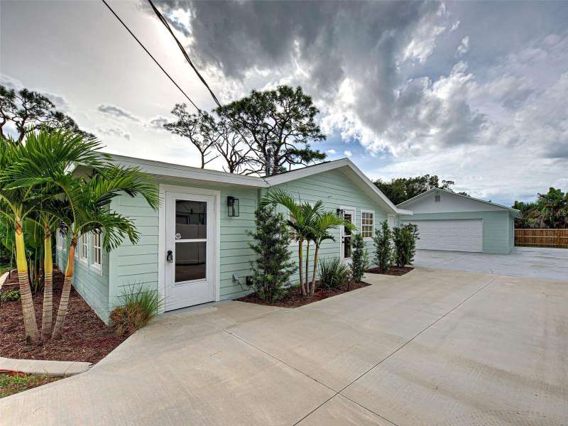 LOADS OF PARKING SPACE.