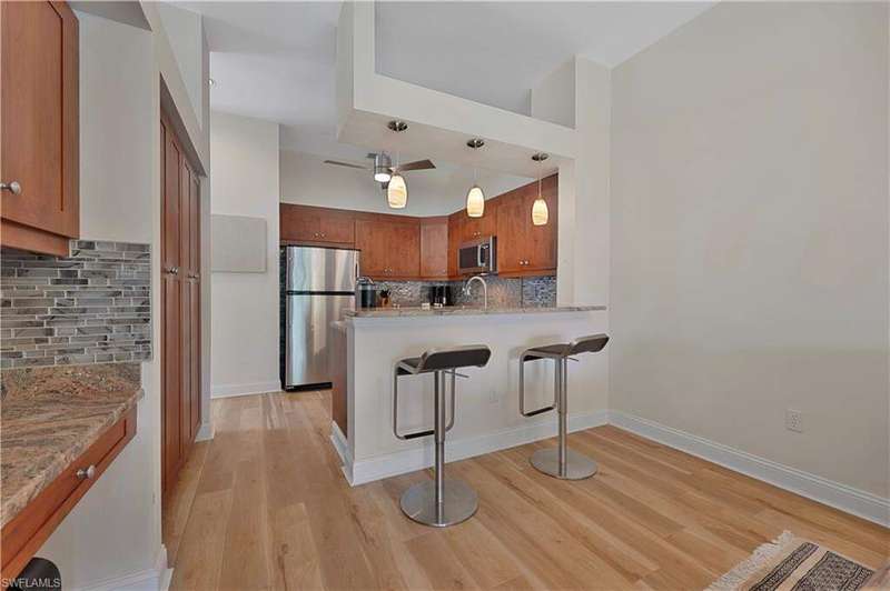 Kitchen w/wood cabinets, stainless appliances