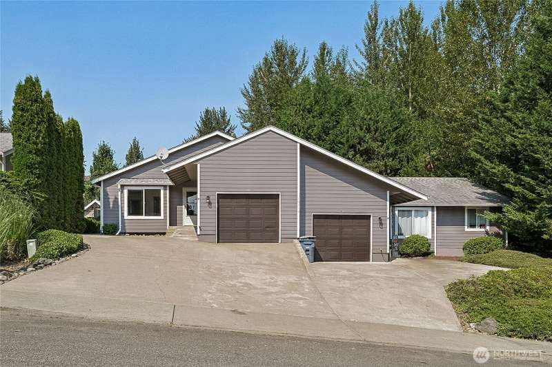 Well-maintained duplex near Lake Tapps waterfront and parks.