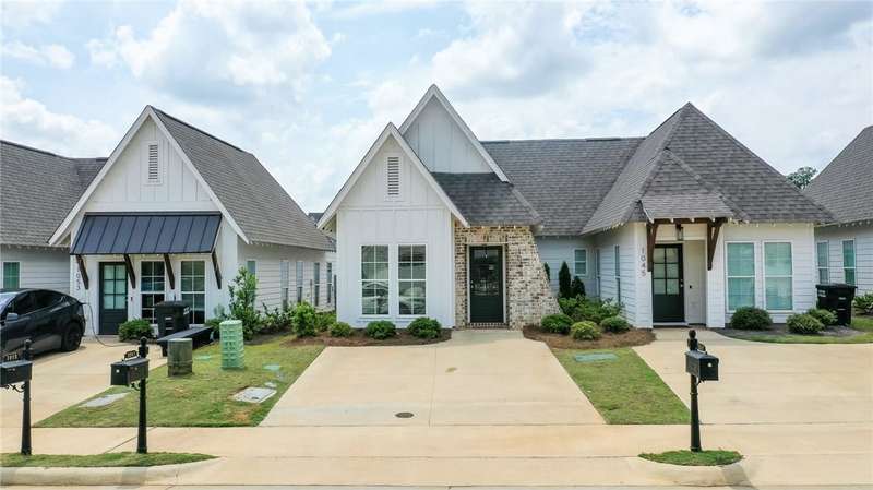 Front view of Duette