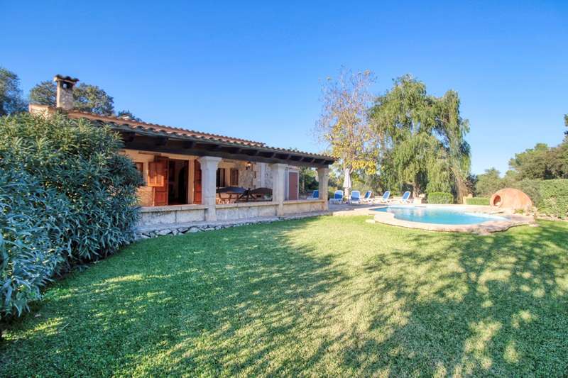 Finca-con-piscina-y-licencia-vacacional-en-Pollensa