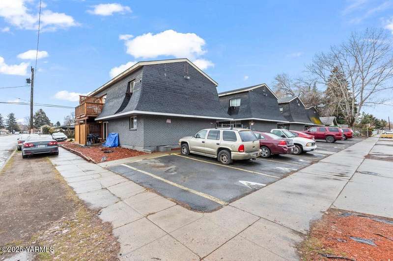 1402 Roosevelt Ave001