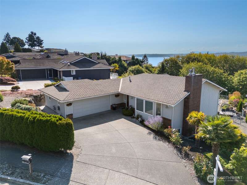 Perched above Redondo!! There's a walkway through the community, down a pathway through the trees to the boardwalk.