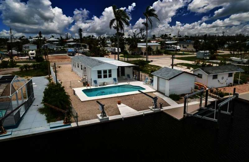 8000 lb. boat lift needs motors and small garage for golfcart