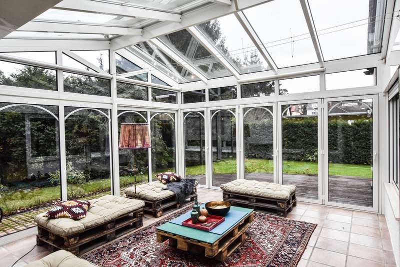 Wintergarten mit Blick in den Garten