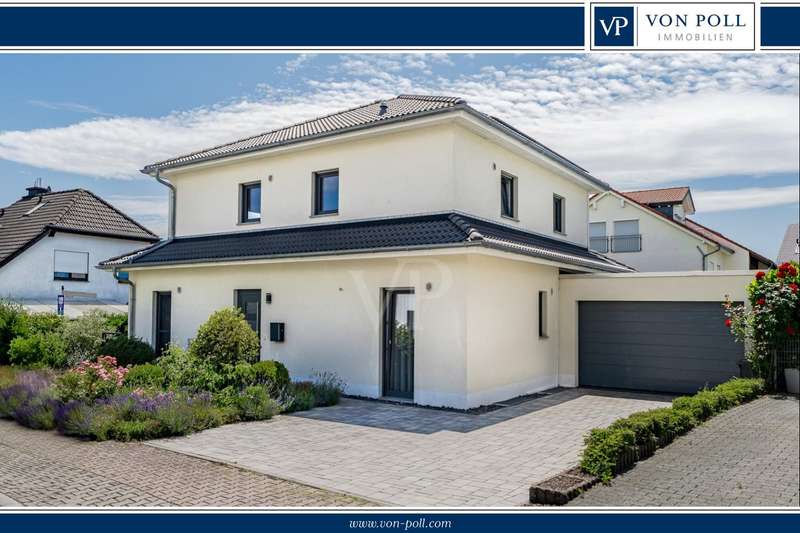 Vorderansicht mit charmantem Vorgarten
