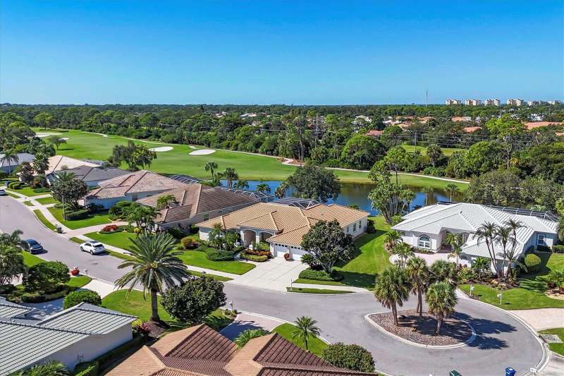 front of house showing nearby cul de sac