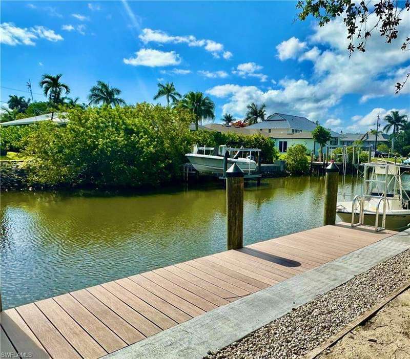Brand new dock (2025) in Oyster Bay canal with direct access to Naples Bay