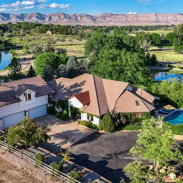Luxurious Estate on 1.85 Acres with Mountain Views