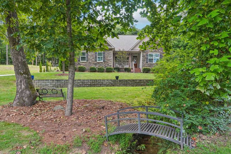 Beautiful Stone One level w/Upper level Bonus