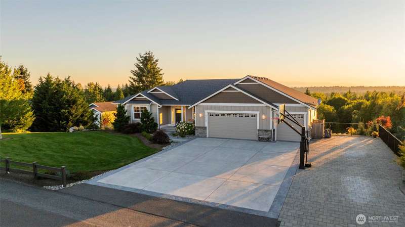 Welcome HOME to this stunning daylight rambler