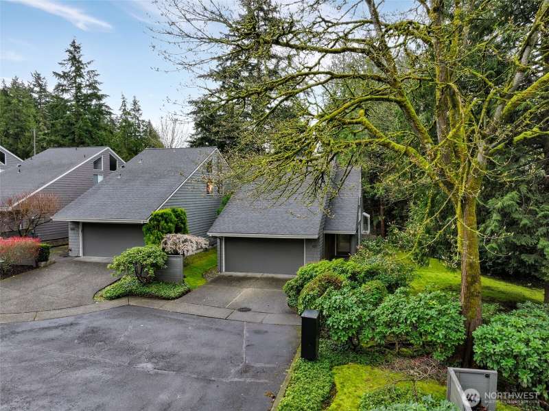 The single family house is one of nine homes that form the AIA award-winning Avant Place neighborhood, designed by the renowned architecture firm Anisoglu Associates
