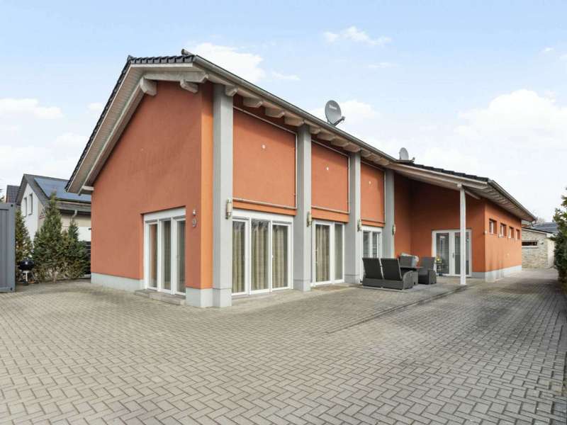 Frontansicht mit 3 Stellplätzen