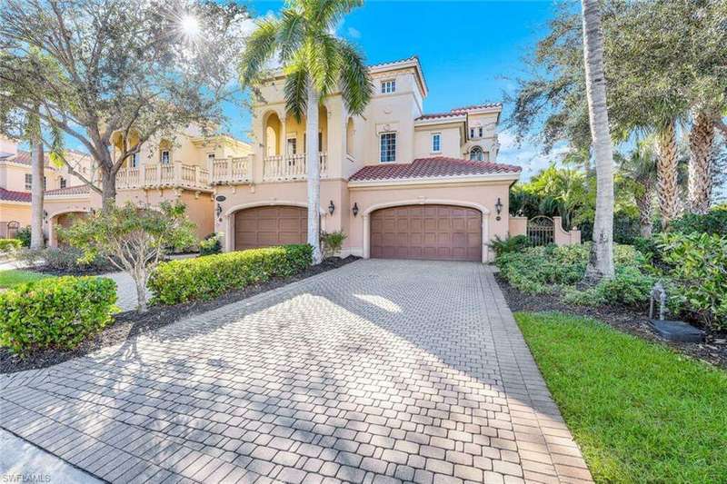 Mediterranean / spanish house with a garage