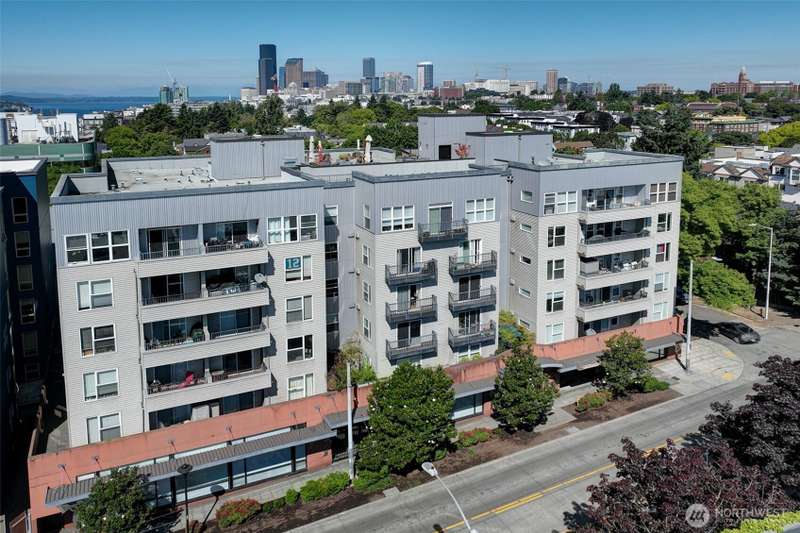 Welcome to Twenty Third & Main! With a Walk Score of 93, you're within walking distance to the city center, stadiums, waterfront and Leschi!