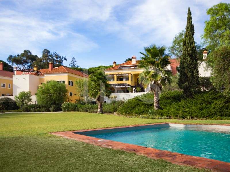 Apartamento T4 com terra?o virado a Sul, em condomnio fechado no Estoril-Exterior