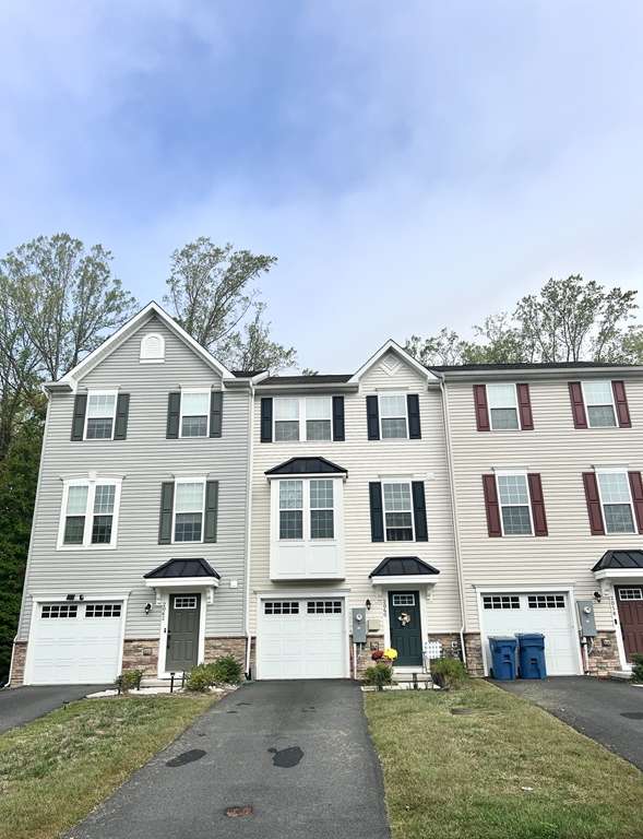 Welcome to 2060 Rivers Dr!