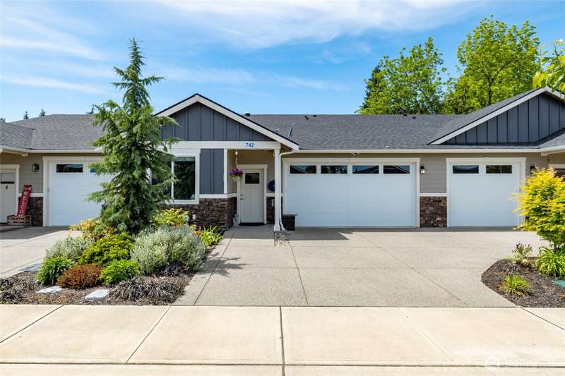 Welcome home to this better than new 2 bed +Den/ 1.75 bath townhome.