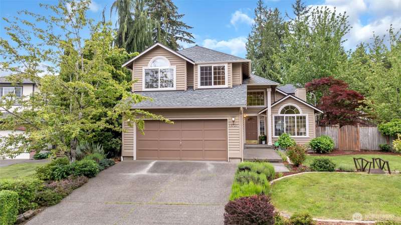 Welcome Home to this lovingly maintained 4 beds, 2.5 baths in Willows Crest, close to everything!