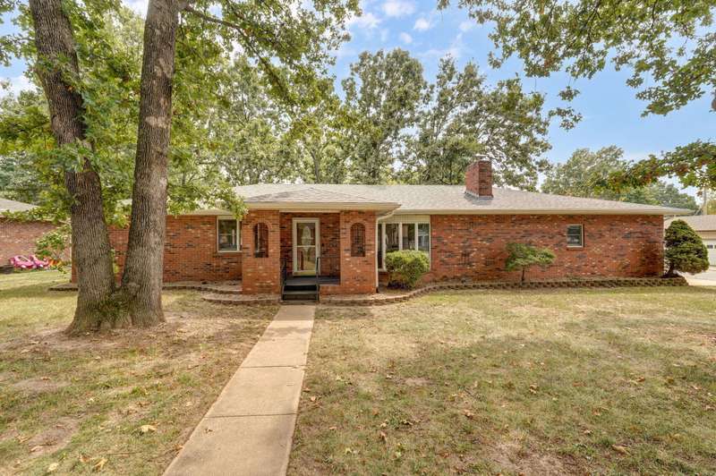 703 E Cherry St-1