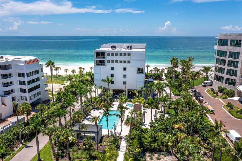 Welcome to TenCon! A rarely available boutique building of only 10 residences sitting on a gorgeous beach on the sparkling Gulf of Mexico in Longboat Key!