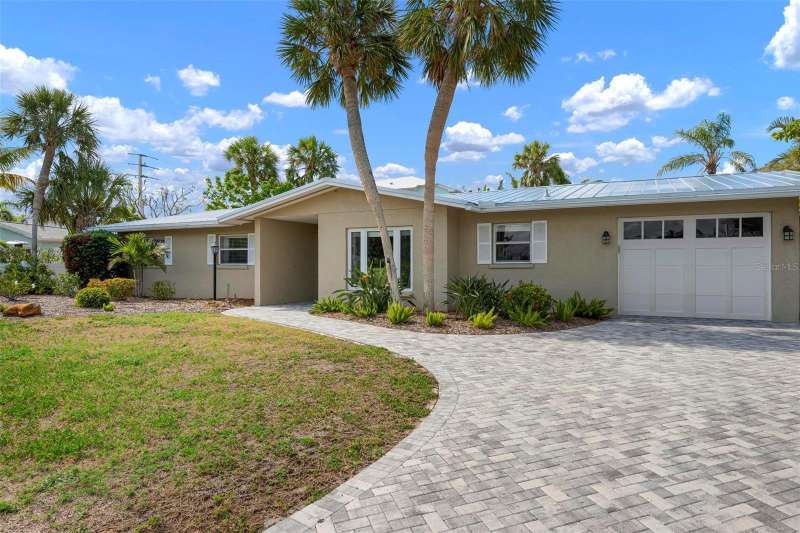 602 Baronet Lane in Key Royale community