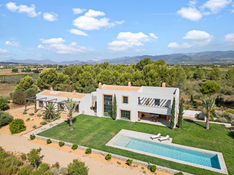 494 Fachada nocturna completa con piscina