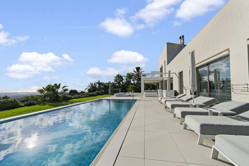 Moderne Villa mit Pool in Puntiró