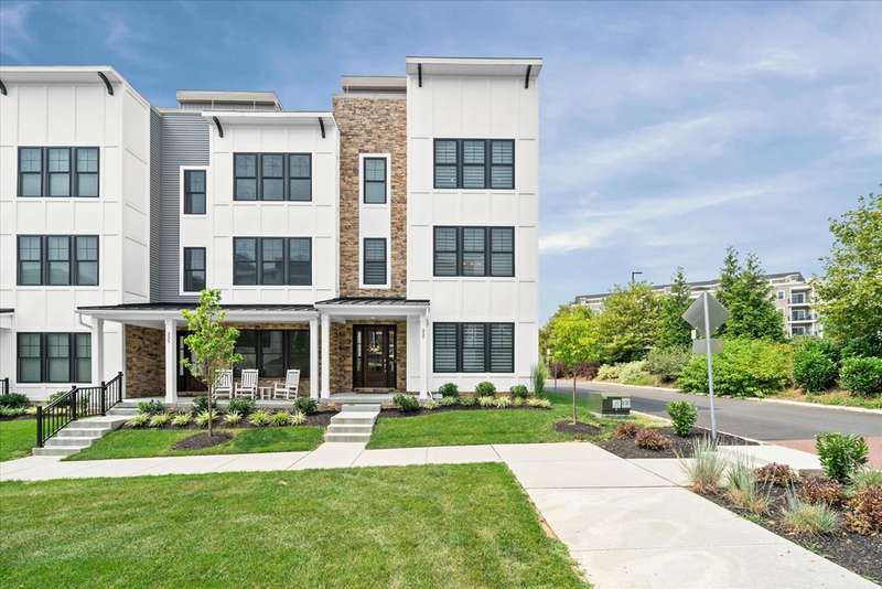 End unit townhome