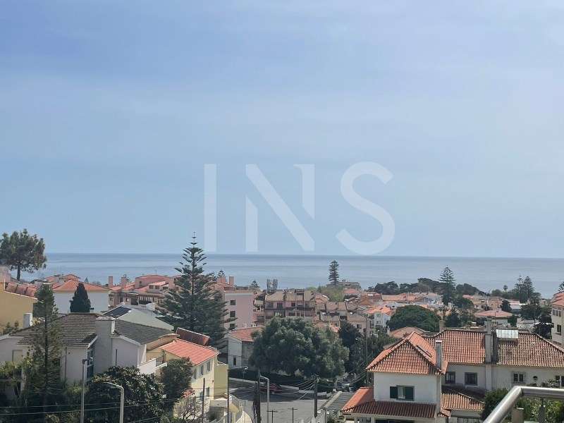 Moradia em condomnio com piscina e jardim em zona tranquila da Parede