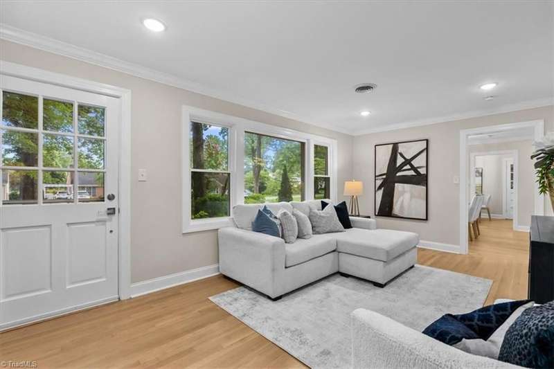 Entry/living room