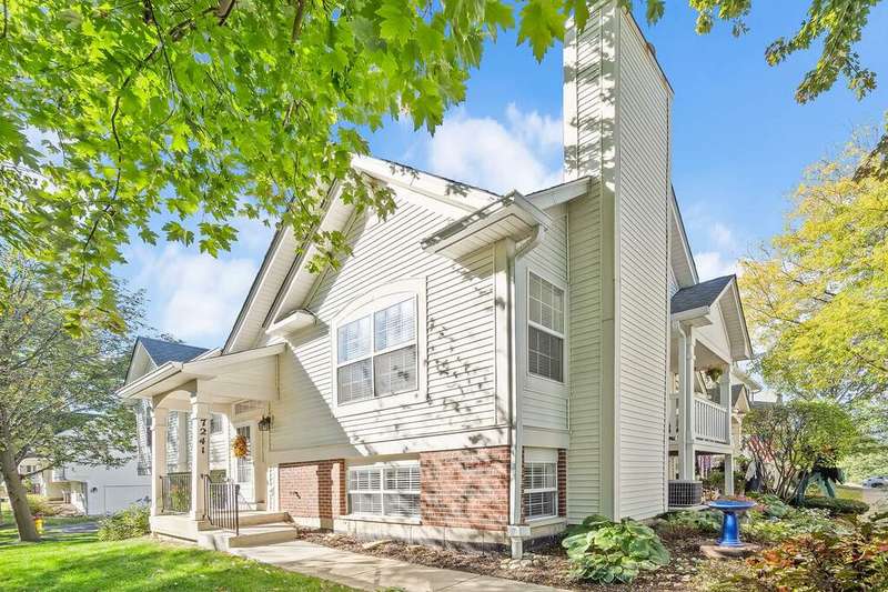 End unit sides to nature view of the golf course