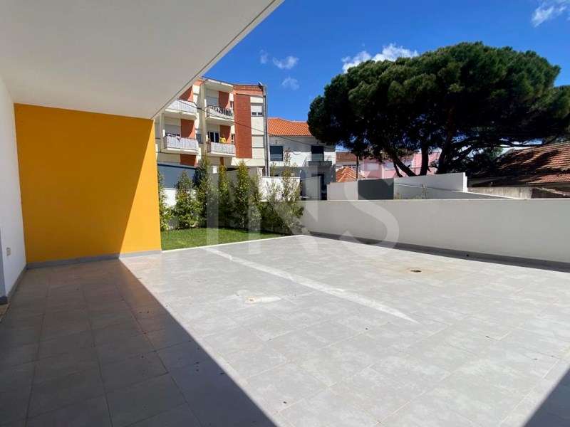Apartamento T2 novo em condomnio no centro da Parede com vista de mar