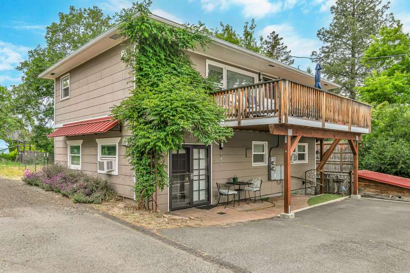 Ashland duplex centrally located close to downtown, Southern Oregon University, restaurants & more
