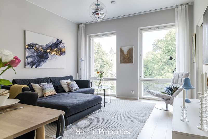 Upea vapaa puistonäkymä olohuoneesta