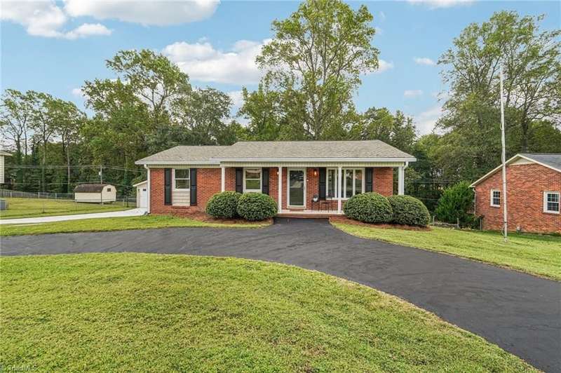 Just LOVE a circle driveway!